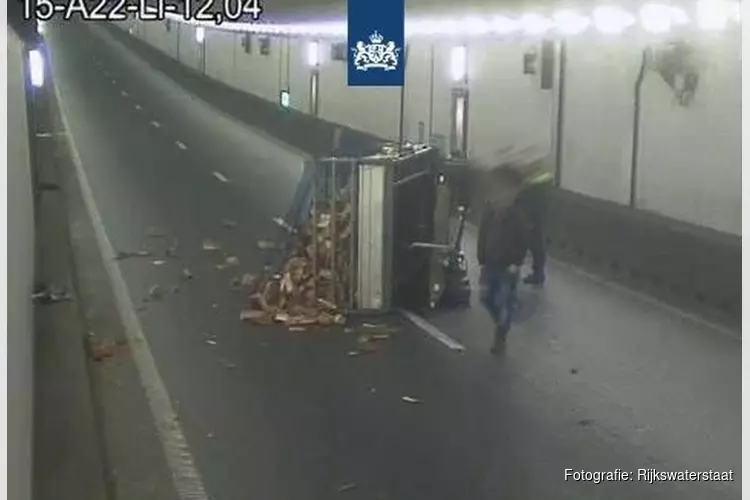 Velsertunnel weer open na ongeluk met aanhanger vol hout