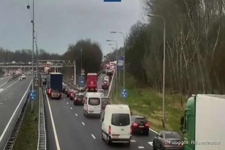 Ongeluk op A22 richting Velsen, rijstrook dicht