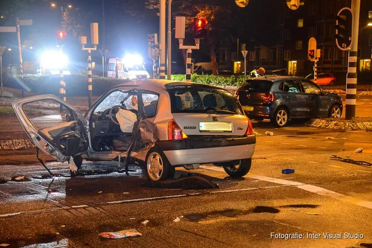 Twee mensen zwaargewond bij ongeluk met twee auto&#39;s in Beverwijk