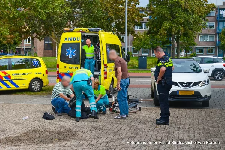 Fietsster naar het ziekenhuis na aanrijding met auto