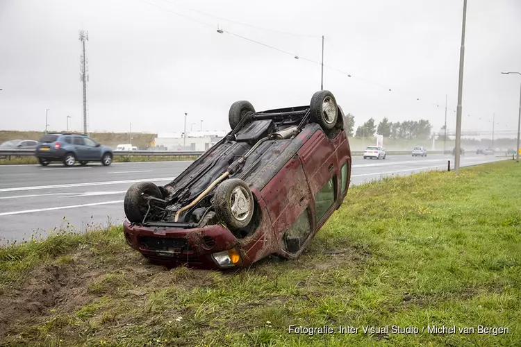 Auto op z&#39;n dak op de A9 bij Heemskerk