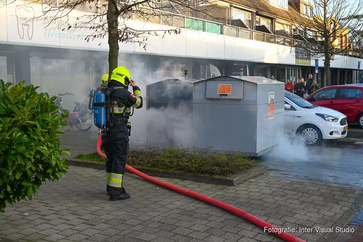 Container vol plasticafval in brand: veel rookontwikkeling