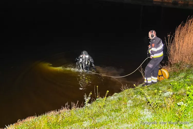 Zoekslag na fietslampje in het water in Heemskerk