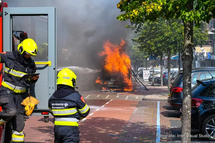 Camper vliegt in brand midden in centrum Heemskerk