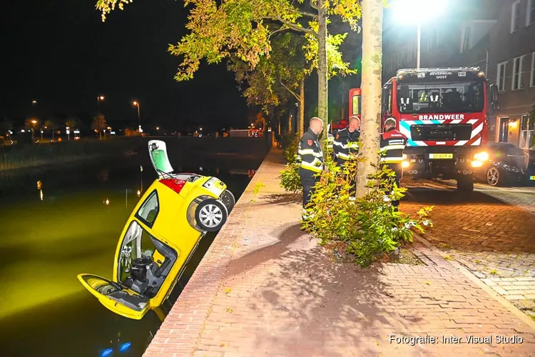 Auto te water aan het Schrijverskwartier in Heemskerk