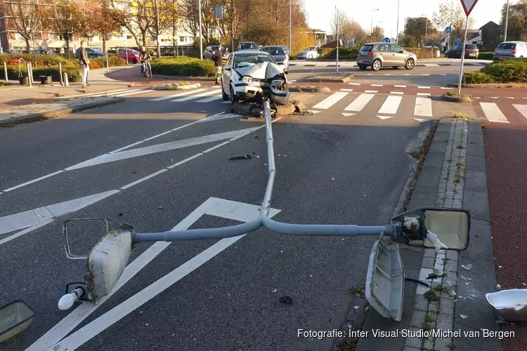 Auto ramt lantaarnpaal in Heemskerk