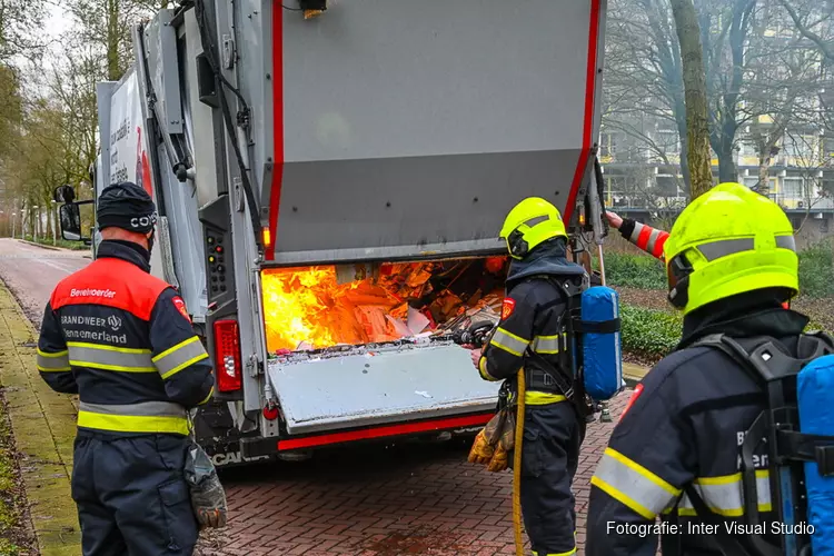 Laadruimte van vuilniswagen vat vlam in Heemskerk