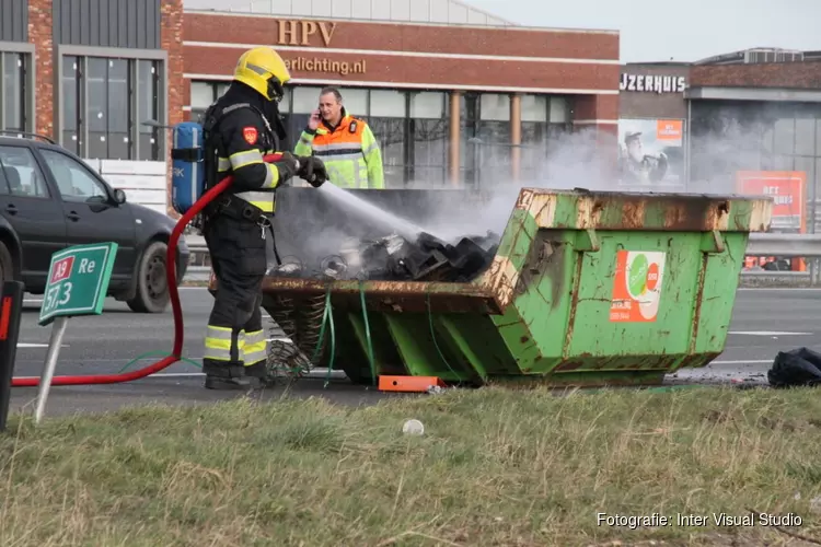 Bouwcontainer vliegt in brand op A9