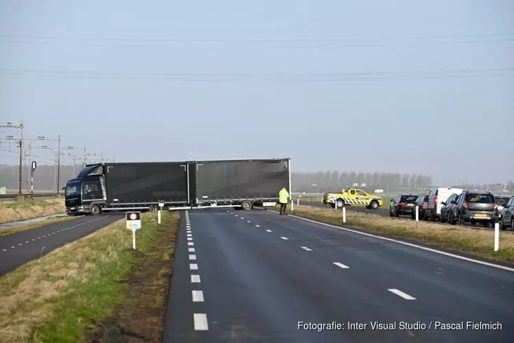 Vrachtwagen blokkeert N203 in Uitgeest na ongeval