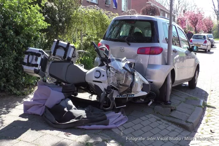 Automobiliste verliest controle over auto: meerdere auto&#39;s aangereden