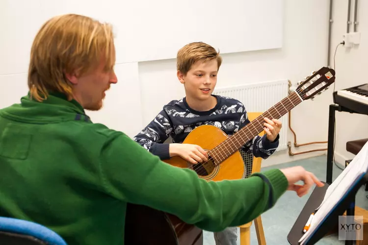 Bloemendaalse gitaarleraar maakt app voor het leren van muziektheorie