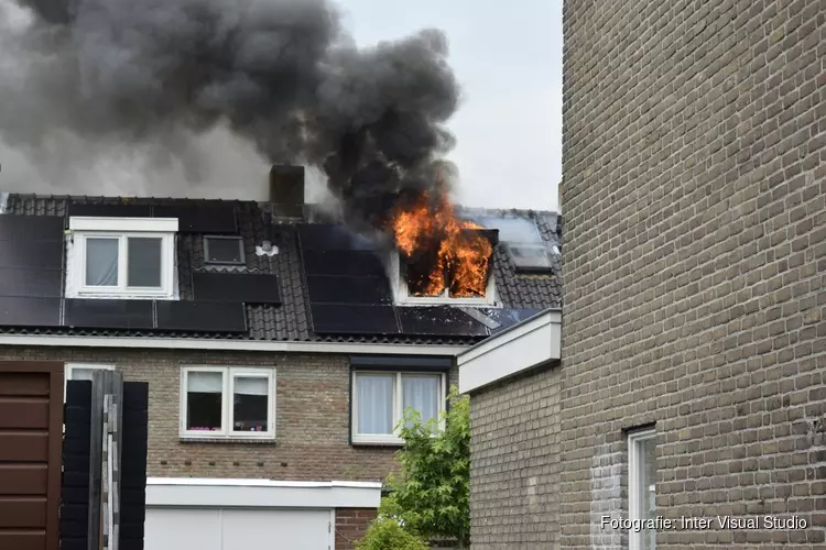 Felle dakbrand bij woning in Heemskerk