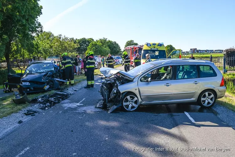 Brandweer bevrijdt bestuurster na frontale botsing