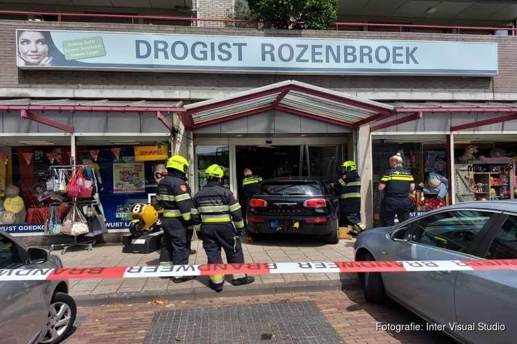 Auto rijdt door gevel van drogist in Heemskerk