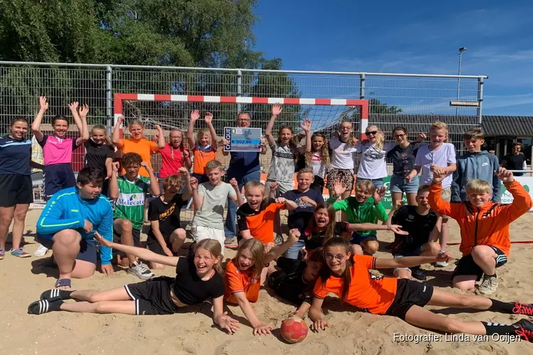 DSS Handbal reikt cheque uit aan Kind & Brandwond