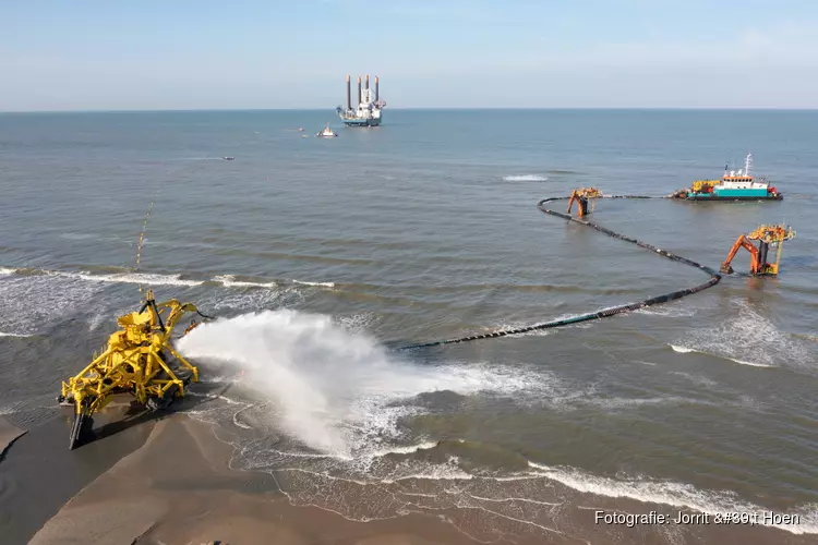 Zeekabels TenneT voor aansluiting Hollandse Kust (noord) en (west Alpha) liggen in bodem strand Heemskerk / Wijk aan Zee en bodem Noordzee