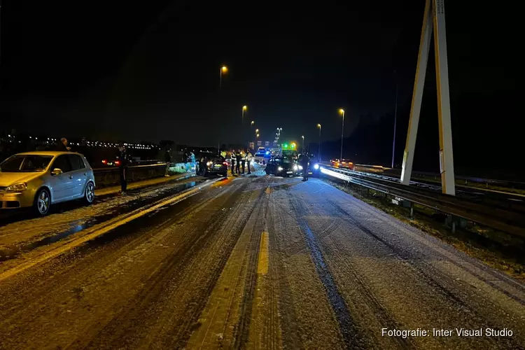 Meerdere auto&#39;s betrokken bij kettingbotsing op spekgladde A9