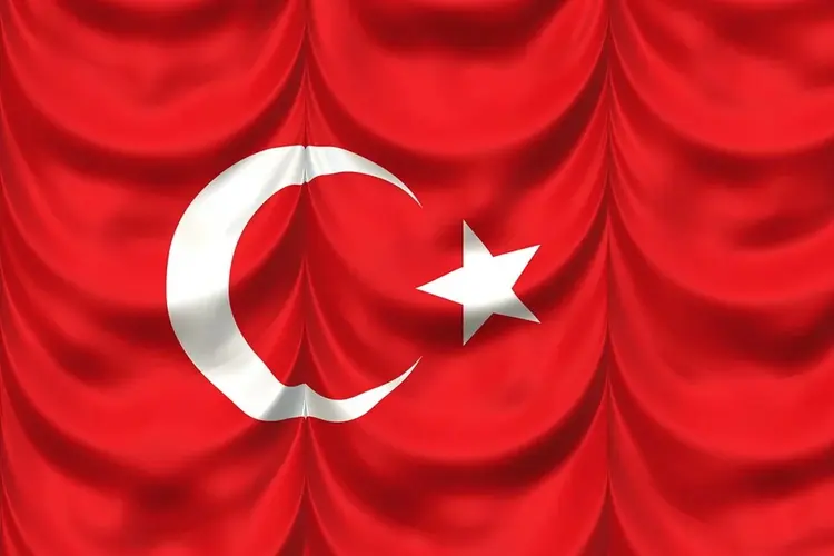 Vlag halfstok ter nagedachtenis aan de slachtoffers van de aardbevingen in Turkije en Syrië