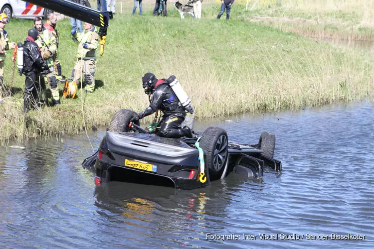 Ernstig incident: auto op de kop te water bij Heemskerk