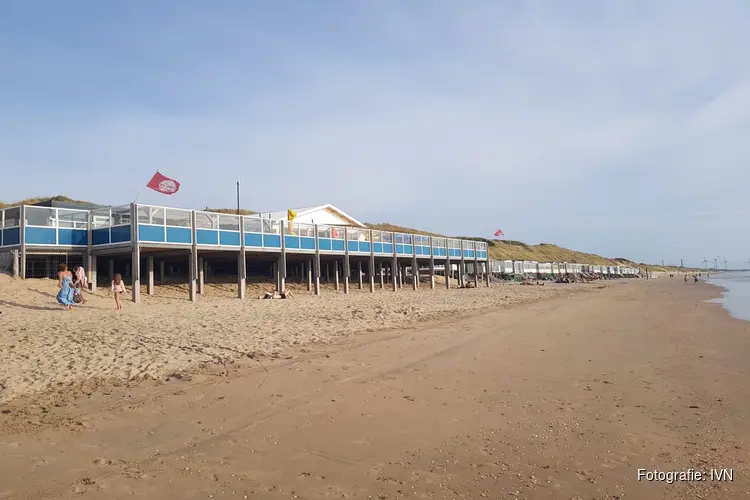 Het zomert na op strand Heemskerk