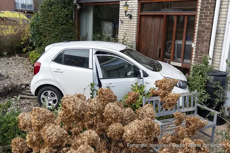 Beschonken bestuurder rijdt auto door voortuin tegen woning aan in Heemskerk