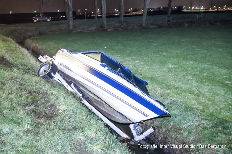 Aanhanger met net gekochte boot schiet los in Heemskerk