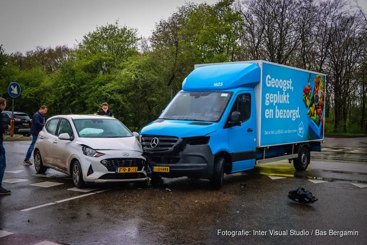 Bezorger van boodschappen betrokken bij botsing in Heemskerk