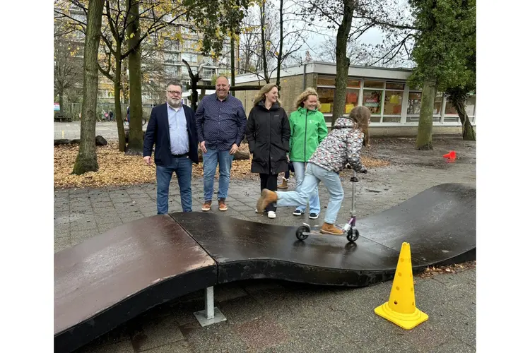 Leerlingen KC Zevenhoeven stappen en trappen naar school