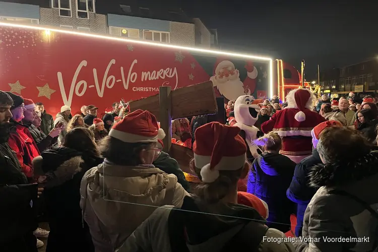 Groot feest in Heemskerk bij de Vomar Kersttruck met gratis kerstpakketten en sneeuw